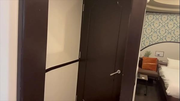 Nonton 「早くえっちしたい&hellip;」彼女とラブホに入ったら鍵閉めてパンツ脱いで玄関先でえっちして精子がドロドロでました。 thumbnail