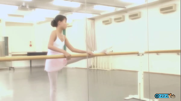 Nonton Another Alluring Individual Was Posing And Presenting Herself As A Seductive Nude Dancer thumbnail