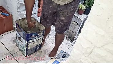 Pedreiro pediu pagamento do servi&ccedil;o em buceta e cuzinho e como n&atilde;o sou boba aceitei pois j&aacute; estava molhadinha vendo ele trabalhar de pica dura trailer 