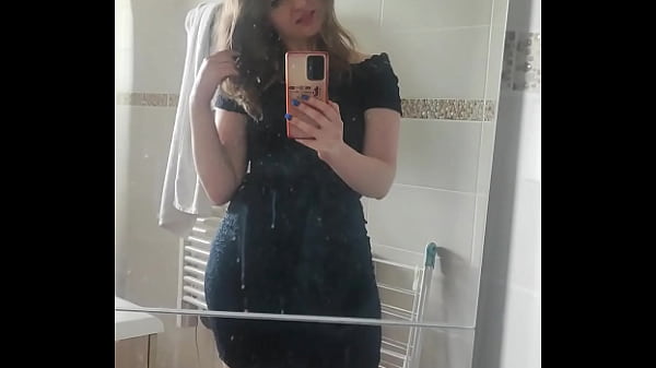 Nonton C'est La Robe Que Je Portais Pour Mon Tournage De La Semaine Derni&egrave;re. Tu Aimes... thumbnail