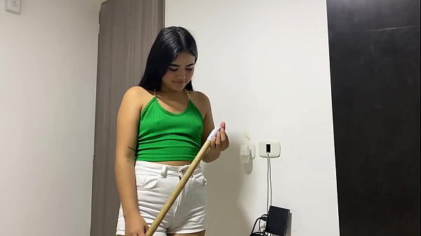 Play MP4 - Le ofrezco dinero a mi sirvienta por desnudarse y hacer lo que le pida