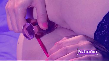 Nonton The Girl Inserts An Anal Plug In Her Virgin Ass For The First Time To Learn To Play With It And Dilate It More And More - Trailer thumbnail