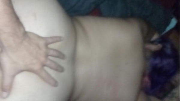 Me la doy en cuatro mientras sus padres no est&aacute;n en casa 