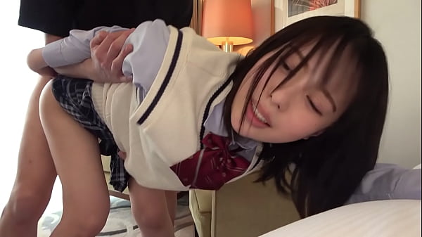 Play MP4 - 求愛行動が激しいパイパンスレンダーJ●ホテインからのイチャラブ！制服姿のまま中出しドピュっ！一緒にお風呂からの全裸で騎乗位上下ピストンで悶絶&中出し