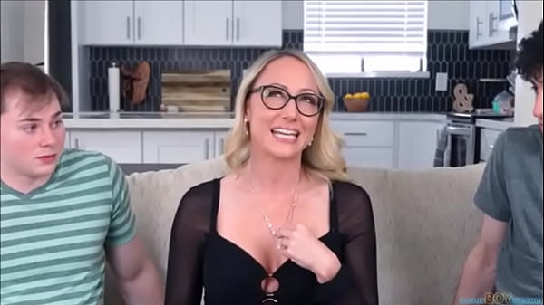 MILF Crystal Clark_lässt sich von_ihrem Stiefsohn_und seinem Freund ficken