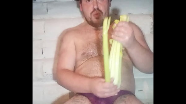 Сумасшедший гей трахает свой анал с помощью продуктов питания! thumbnail