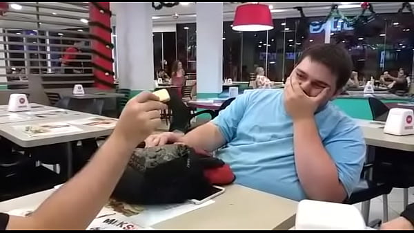 Gordinho safado comendo bolacha no Habbib'_s