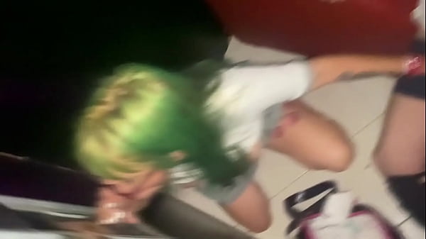 Play MP4 - C0legiala puta se va de pinta a las cabinas y tiene SEXO CON 3 cabrones &sol;GLORYHOLE ADVENTURES