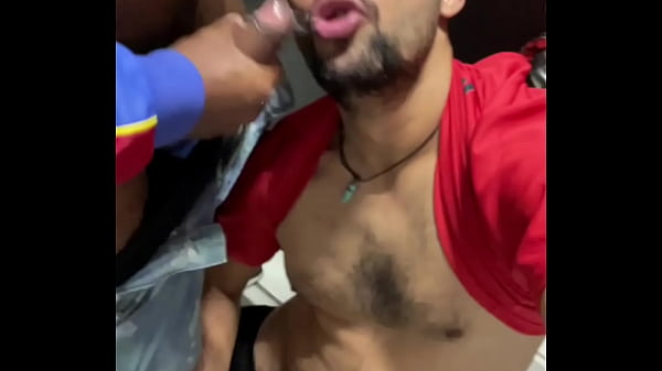 Novinho Sendo Mamado Pelo Safado De Joelhos No Banheiro. thumbnail