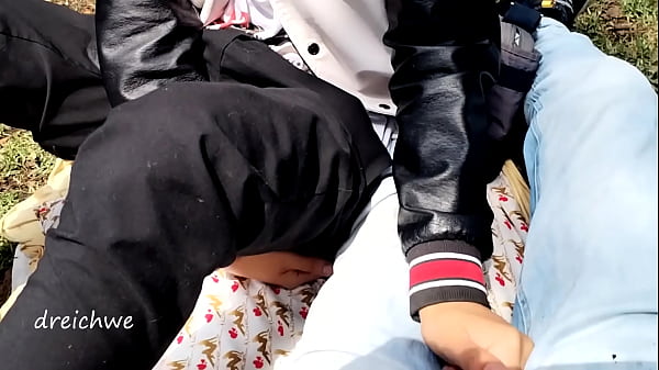 cambio de ropa en el parque con morbo 