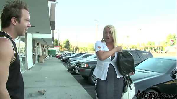 Real amateur homemade sex video with a mature blonde