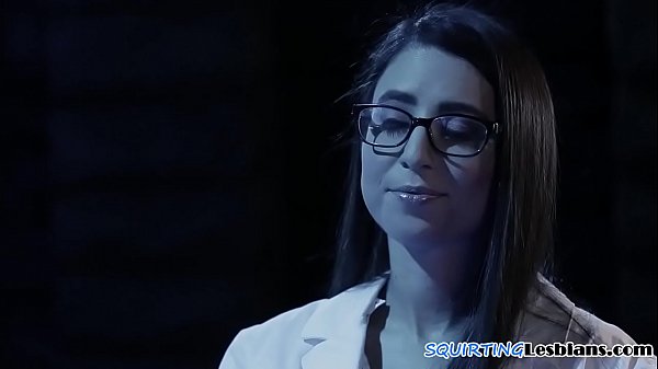 Passionate dykes squirting during a threeway