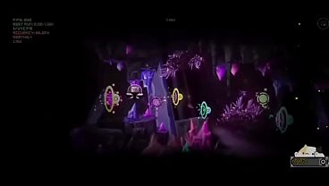 Peque&ntilde_o cubo sexy monta un par de naves de forma r&aacute_pida y fuerte hasta hacerlas volar