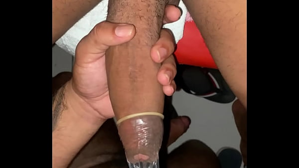 Est&aacute;vamos Confraternizando E Um Convidado Me Levou Ao Banheiro E Mostrou Os 23cm De Pau Grosso Que Ele Tem Pra Mim thumbnail