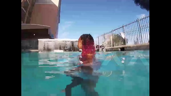 Play MP4 - Luxxx sexy ass twerking in the pool