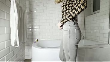 Nonton Sexy Bitch Shaving Her Sexy Body thumbnail