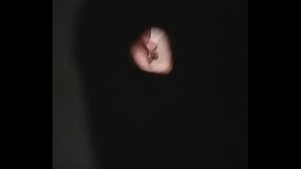 mi hermano ba&ntilde;andose mientras por hoyo en la puerta del ba&ntilde;o lo espiaba 