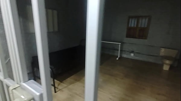 Keilabassi77 es arrestada y cojida por robar un dildo enorme para su culo 