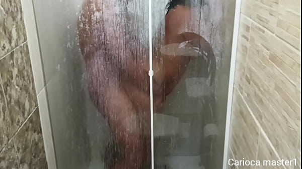 Tomando banho com vizinha gostosa 