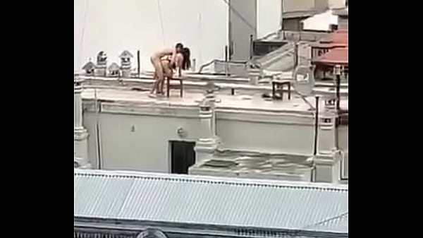 Play MP4 - Casal &eacute; flagrado fazendo sexo em cobertura de pr&eacute;dio enquanto plateia assiste
