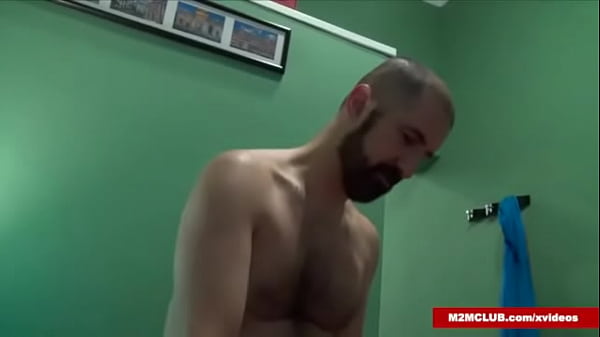 Machos espa&ntilde;oles cogiendo 