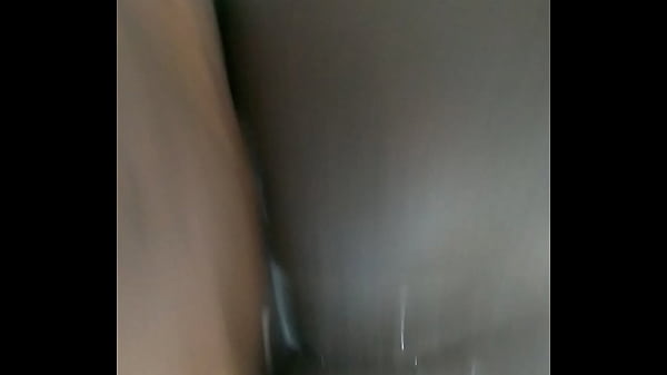 Meu neg&atilde_o metendo com goxto no meu cuzinho.