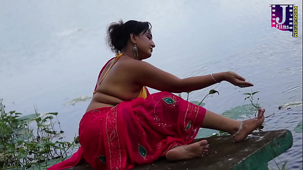 Play MP4 - শাড়িতে বাঙ্গালী নারী