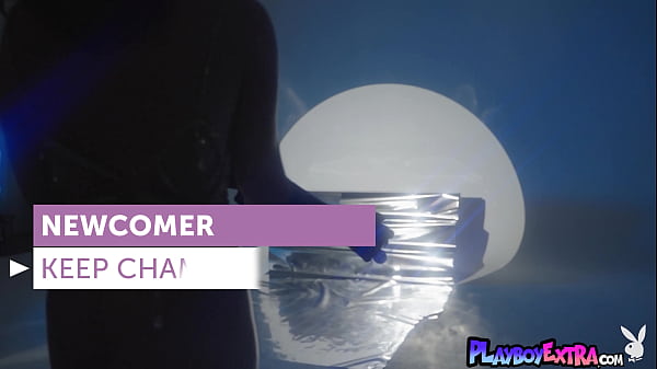 Nonton Glamorous Skinny Brunette Naked Diva Posing In Sexy Long Boots thumbnail