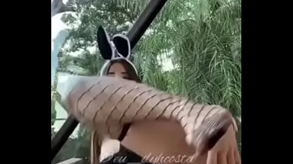 busty youngwoman wiggling_her hot_ass