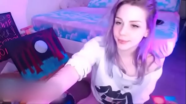 Cute Nymph Shakes Her Ass While Doing Art thumbnail