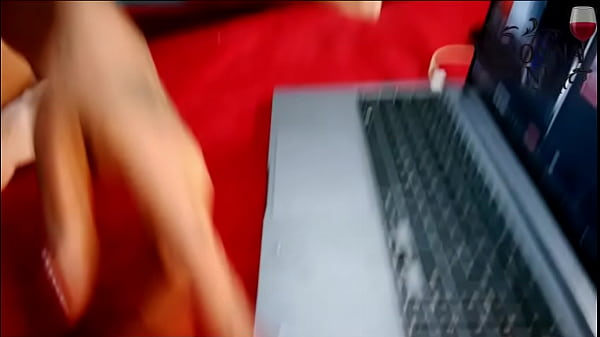 Veronna enfia 5 dedos e squirta no notebook ii 