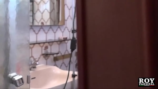 Play MP4 - Rosa la maiala fa una bella sorpresa a Roy Parsifal&period; Un pomeriggio di vero sesso amatoriale