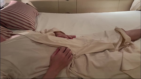 デカチン大学生が可愛い声でオナニーする 