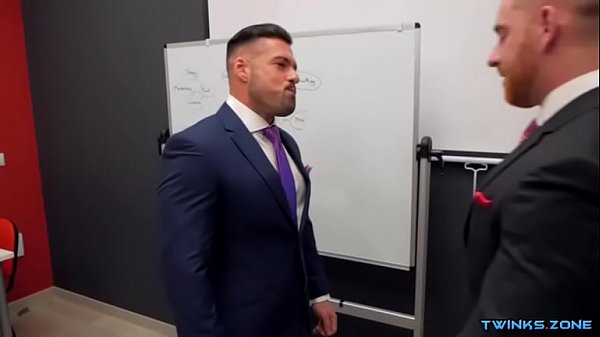 筋肉の息子フリップフロップといつも違う表情を見せてく 