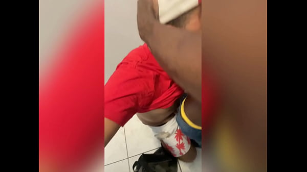 Angolano De 25cm Me Comeu No Banheiro Do Trabalho. thumbnail