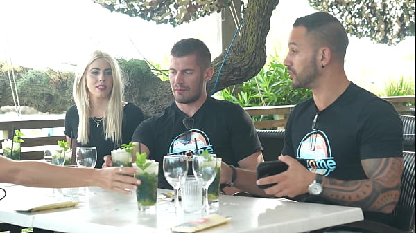 Le bus des libertins #7 baise dans les wc du bar de plage 