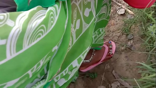Play MP4 - Indian Village Bhabhi Fucking Outdoor Sex In Hindi