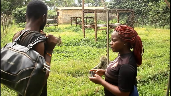 Une Rencontre Assez &eacute;trange Dans Un Parc Touristique Entre Deux Touristes Lors D'une Ballade Qui Tourne Rapidement &agrave; Une Sc&egrave;ne De Baise Publique thumbnail