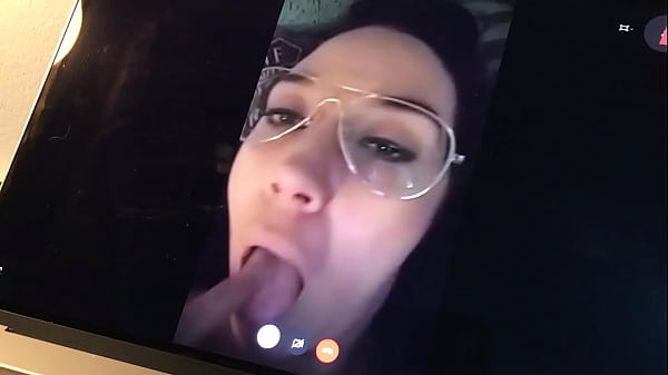 Milf Curvy Madura Espa&ntilde;ola Teniendo Cibersexo Con Un Fan Para Que Le Tire Toda La Leche En La Cara A Trav&eacute;s De Una Pantalla De Ordenador. thumbnail