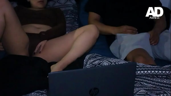 Hermanastros ven porno juntos y se ponen cachondos "no le digas de esto a mi novio" 