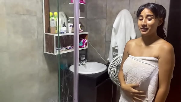 Me qued&eacute; en el regazo de mi hermanastro y &eacute;l comienza a follarme mi co&ntilde;o