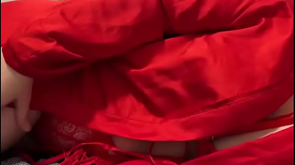 Play MP4 - Thick brunette teases you