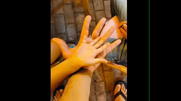 Nonton Massive Hand Vs Tiny Hands thumbnail