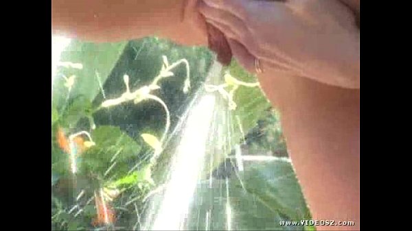 Une femme fontaine en action ça mouille