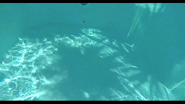 Petite vid&eacute;o un vieux vicieux vient me mater la chatte et le trou du cul 