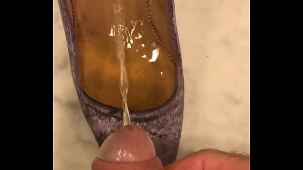 pissing Gucci velvet shoes step mom