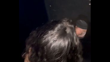 Casada brasileira chifradeira, fez o corno manso levar ela na balada e escolheu o macho pauzudo para arrebentar a buceta dela e fez o corno filmar tudo.