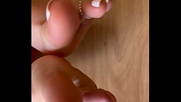 Fetiche por p&eacute_s unhas brancas e anel nos pezinhos