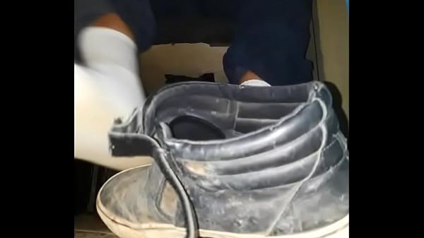 tirando tenis apos dia de trabalho