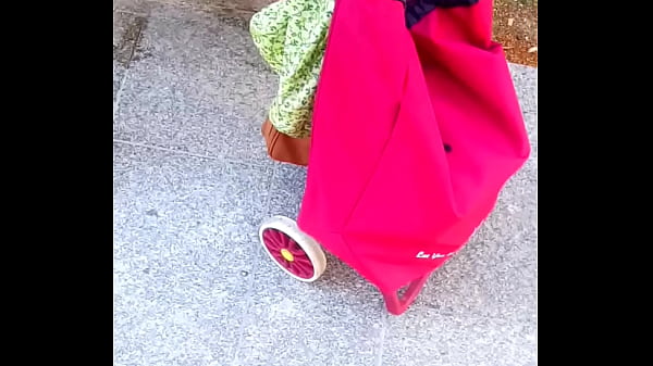 Bug pussy and pretty r&eacute;d toes italian granny 